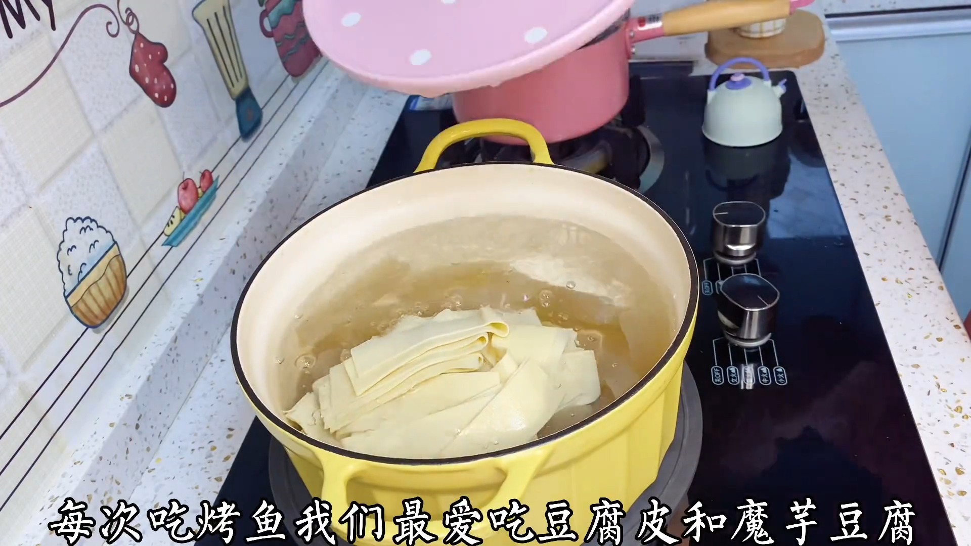 #美食#外面下大雨啦,在家做了家庭版“万州烤鱼”,再加上小蛋糕和无骨鸡爪