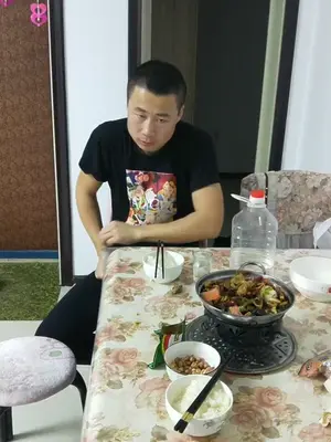 今天太忙了兄弟们!没在饭店吃!媳妇愿意吃干锅菜!在网上买个干锅回来给她炒个干锅马肉!整点散