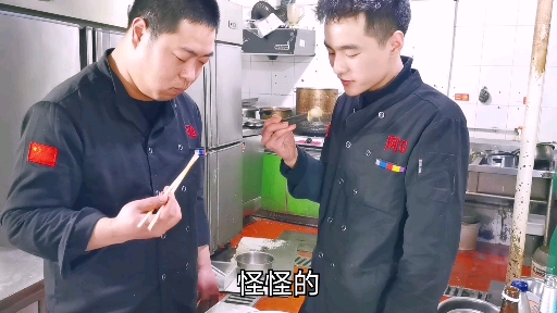 徒弟好吃的吃腻了,居然要换口味,让师傅做一个黑暗料理,酸菜炒汤圆