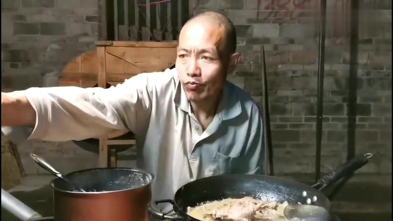 最后的棒棒:河南弄酸菜老鸭汤,鸭子整只炖,锅里大口吃,最过瘾