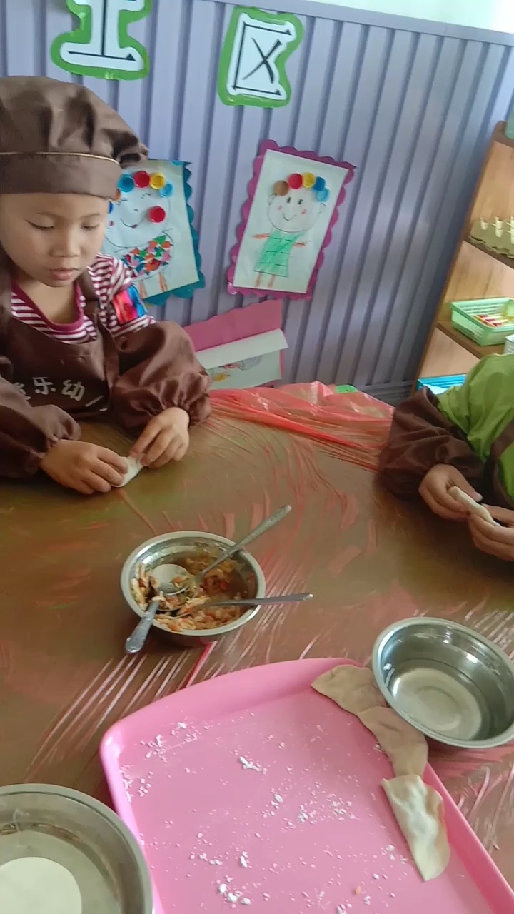 我们在学校包饺子