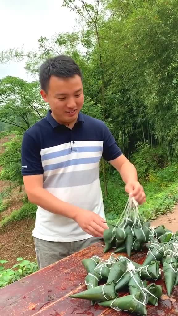 这是我家煮好的腊肉粽子你们有喜欢吃的吗喜欢的话赶紧来拿哦抖出你的家乡味