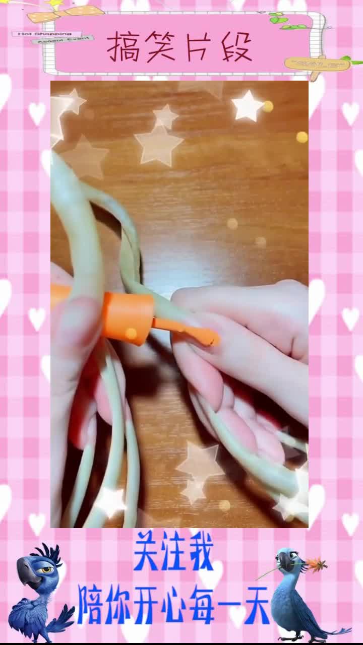 全网最长的指甲,为了看起来更漂亮,专门涂上指甲油!#搞笑段子#