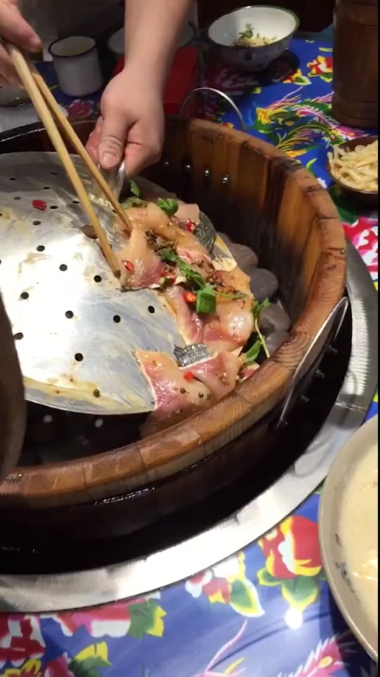 听说这一家店吃熟鱼不用烧火,我们今天都来搞一哈儿!
