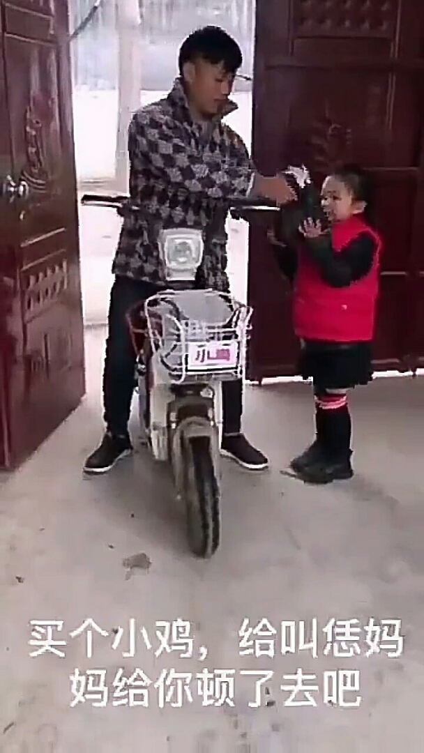 #回家路上那些事#百善孝为先,看小女孩是怎么做的!