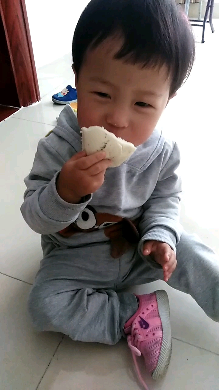 妹妹你这馒头不能吃了啊,怎么可以用笔去画呢,