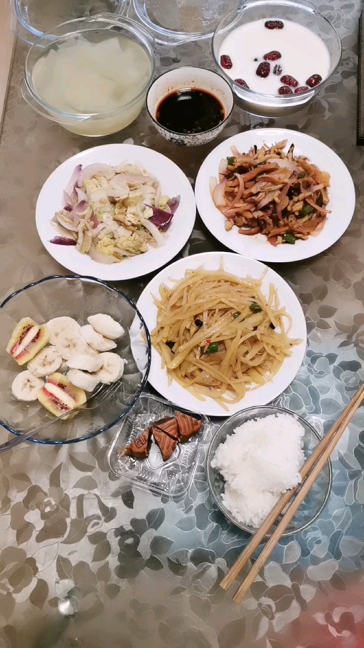 早餐,洋葱青椒豆瓣酱炒墨鱼,洋葱白菜炒蛋,豆豉炒的酸辣土豆丝,冬瓜汤,红枣豆奶