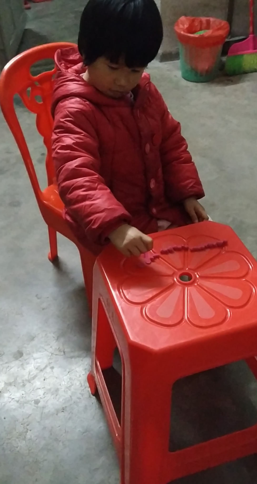 #元宵节#看小美女用橡皮泥做小汤圆,做得挺像样的?