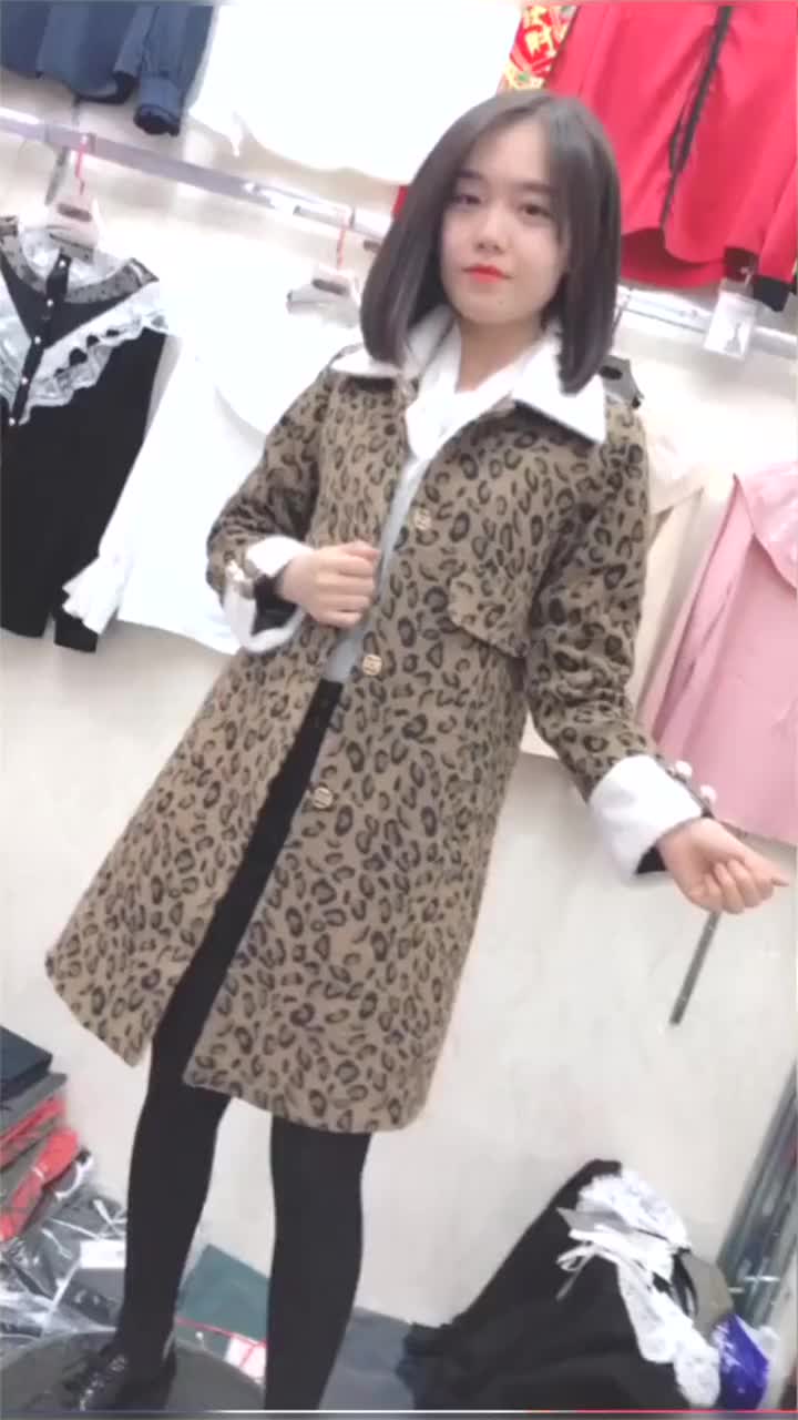 时尚豹纹外套配黑色打底裤+松糕鞋,精致优雅不缺乏时髦气息