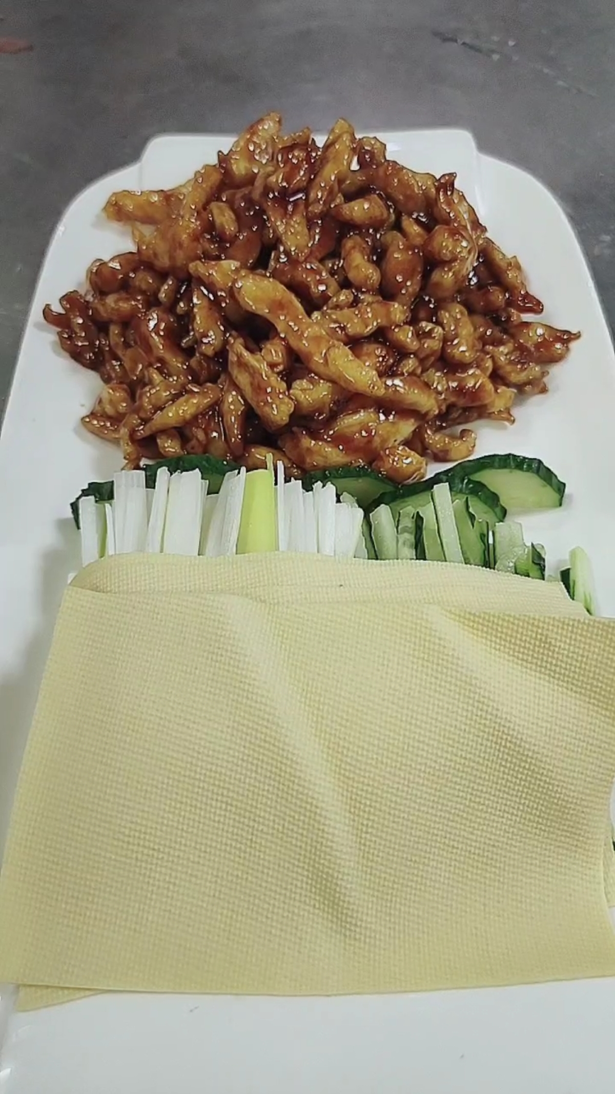 #风味人间#老北京京酱鸡丝,豆皮卷点葱丝、黄瓜丝、鸡丝吃一口那叫一个美。