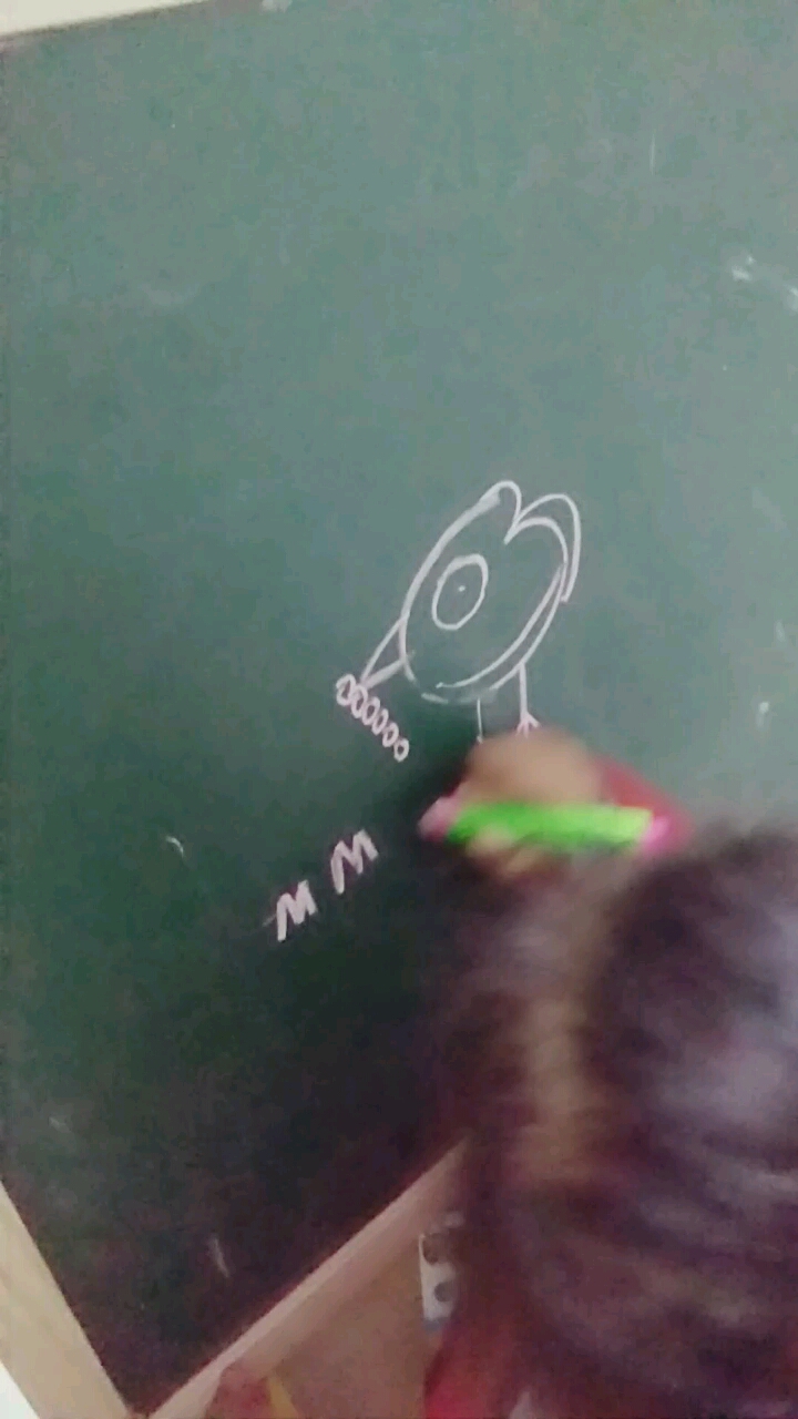 女儿说画的小鸡吃虫子
