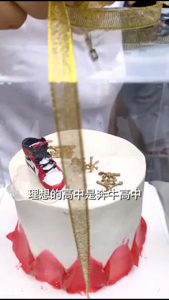 常州中考结束,接考母亲给儿子送金榜题名蛋糕,希望儿子考上奔牛高中,独立生活