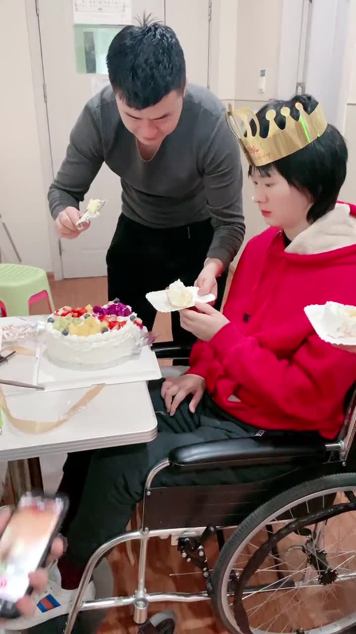 两个孩子都是鸡年生日相差一天一起给他们俩吃个蛋糕心情还是很好的当元宝喊妈吃蛋糕我的鼻子酸了