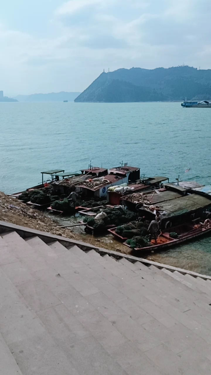 没有了,打鱼的人收网回家了