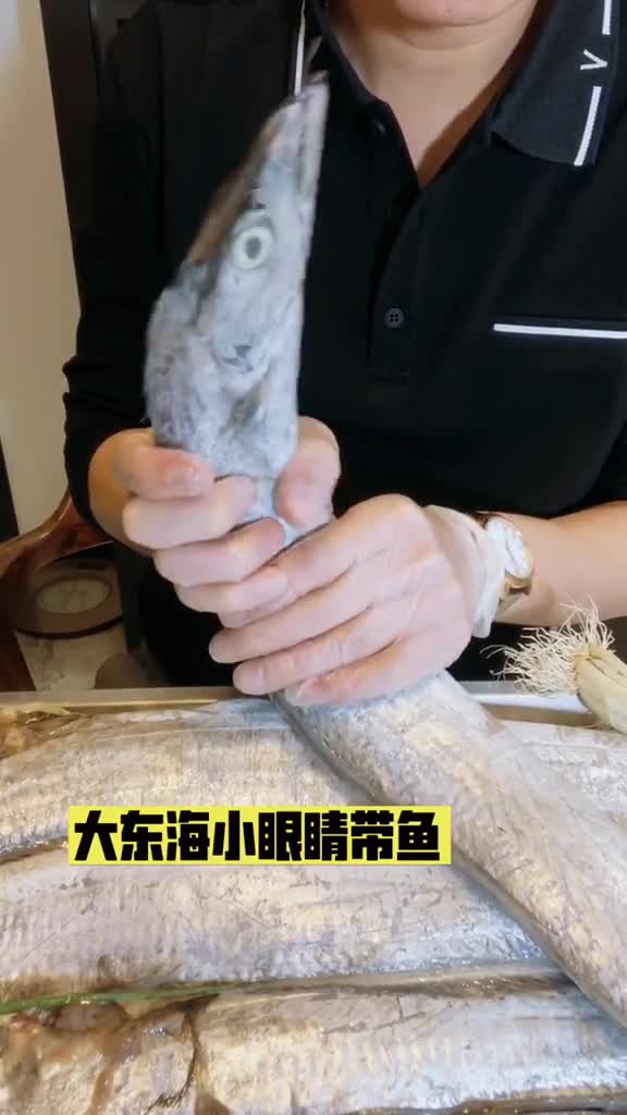 清蒸带鱼vlog美食记最新鲜的食材最简单的做法,东海带鱼不一样的口感我的第一道美食