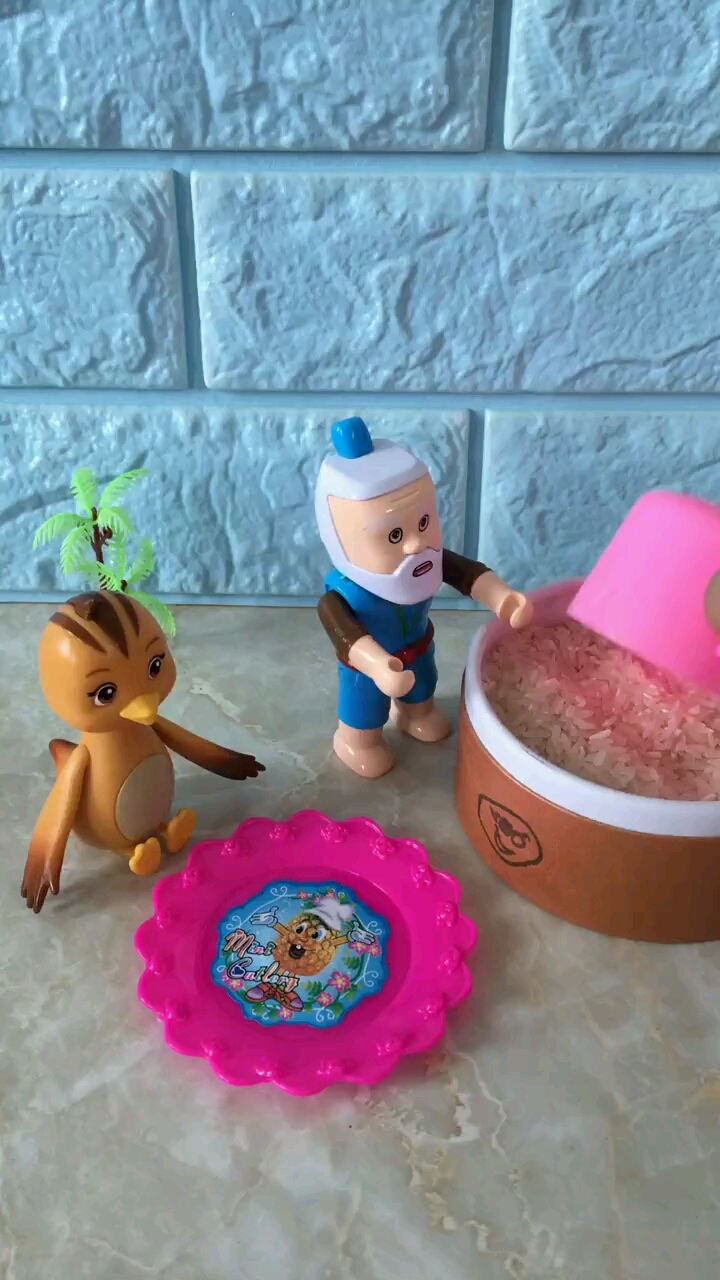 小鸡吃米多下蛋!