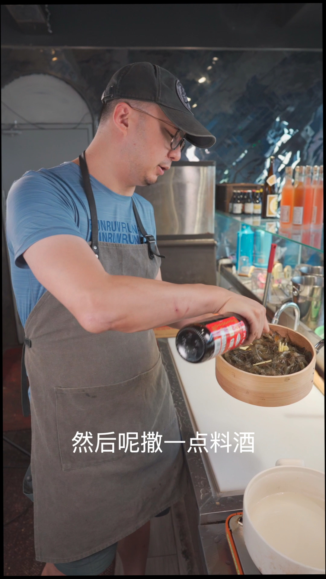 绍兴的太雕酒,河里的小河虾,传统作法配以外来调料,小吃新做,太雕醉河虾!(2)