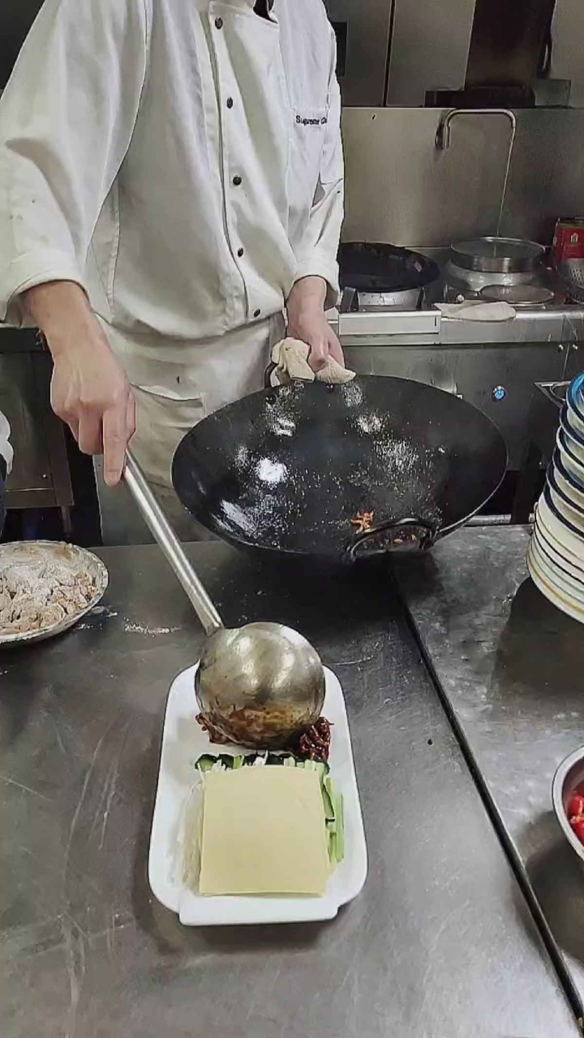 京酱肉丝,黄瓜、葱丝、豆皮还有荷叶饼。