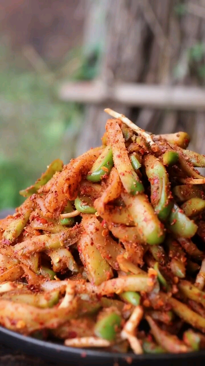 青菜头做的新鲜榨菜我媳妇儿的最爱她平时的饭量每顿只吃一碗饭自