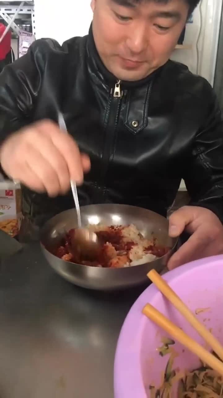 朝鲜大哥今天吃鱼子酱拌饭,再来点凉菜,网友:这是吃高兴了!