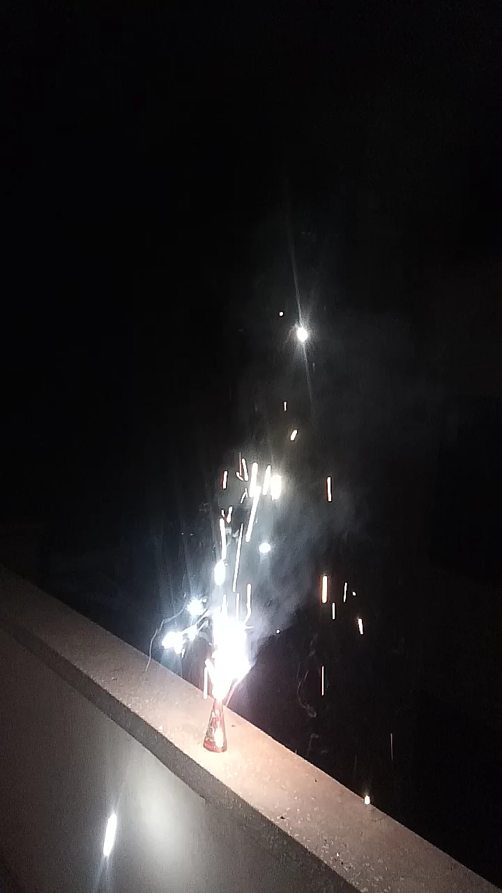 小孩放烟花