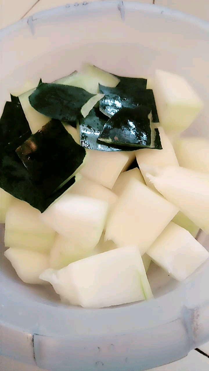 冬瓜筒骨黄豆汤。清补凉汤,适合夏天饮用。。