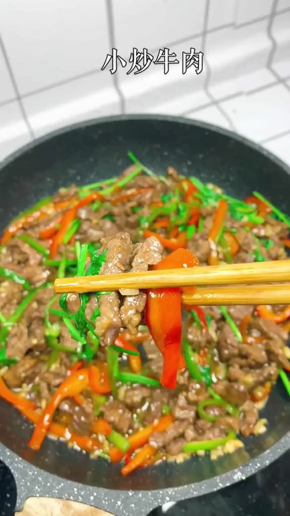 嫩滑爽口的香菜牛肉,鲜香下饭,好吃到连碗都想吃掉