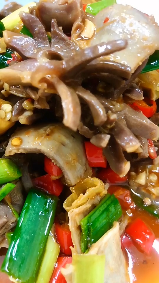 酸辣鸭胗,鸭胗切菊花刀,鸭肠切段,放入盐,料酒,嫩肉粉少许,生粉,腌制五分钟即可