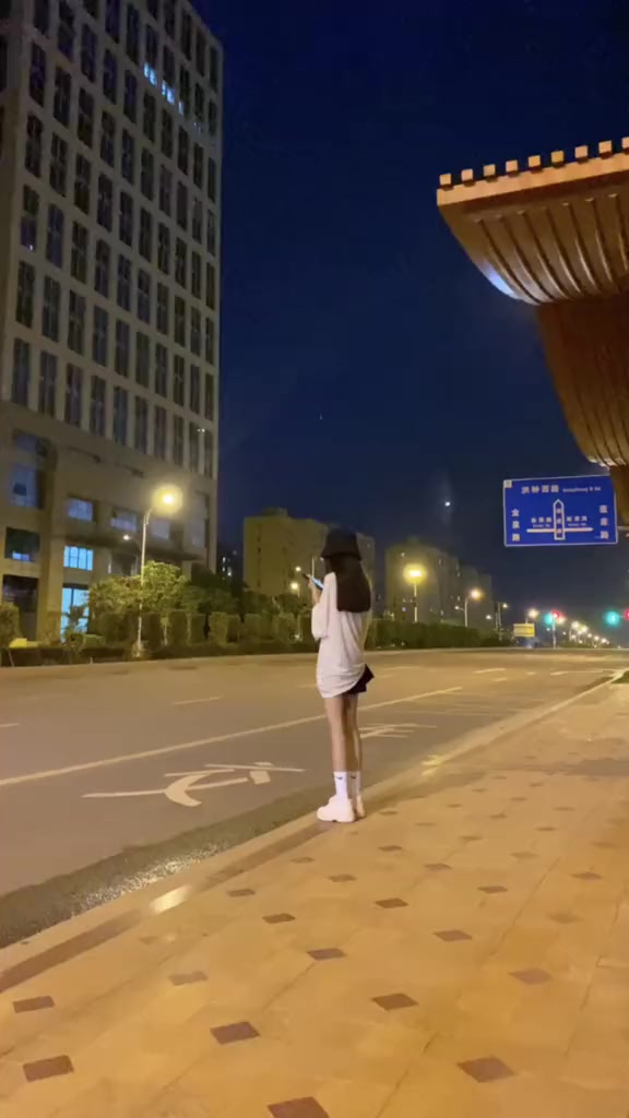 #搞笑段子#你想见我的时候我就买一杯你喜欢的奶茶出现在你面前#闺蜜