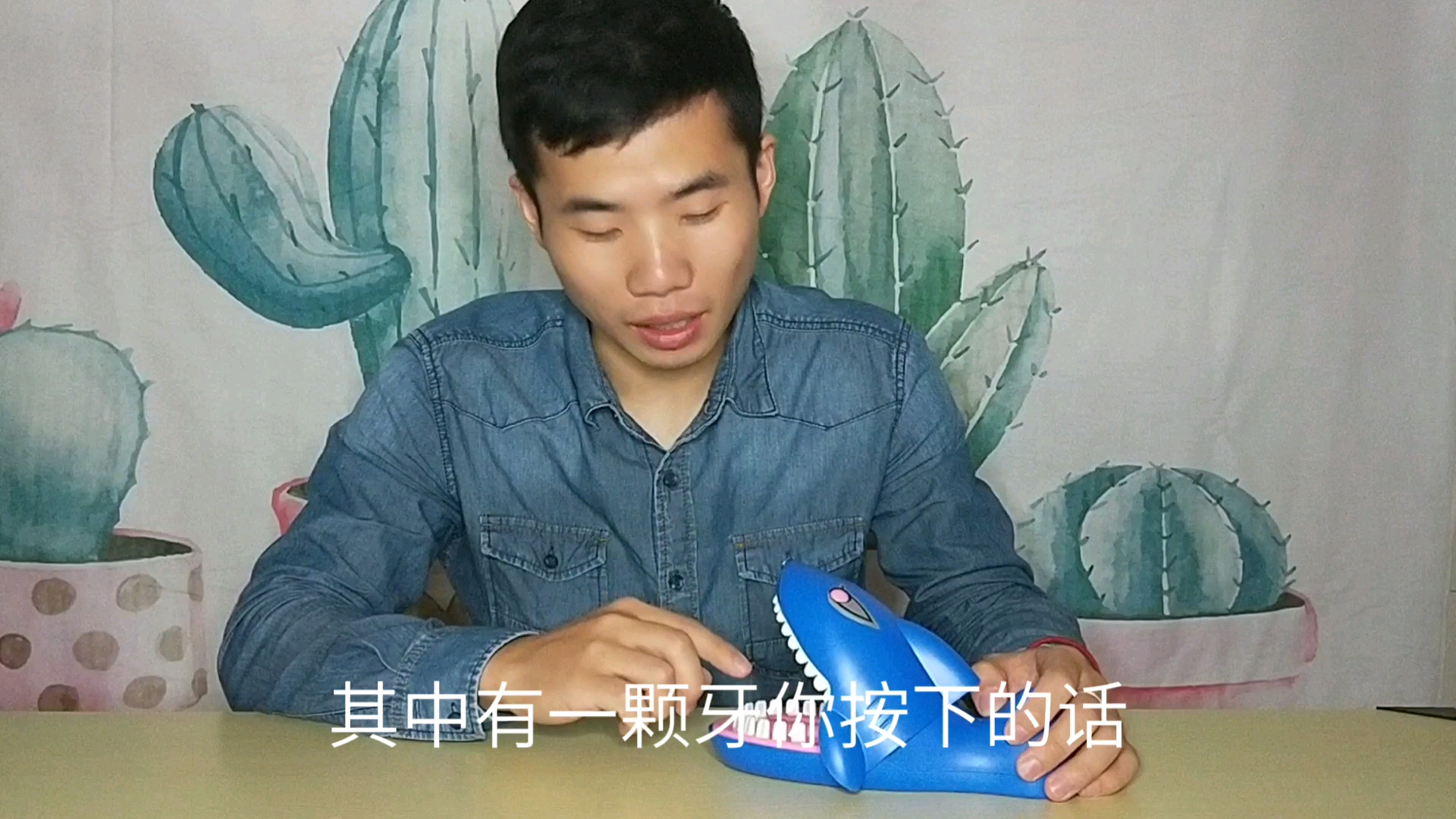 咬手鲨鱼玩具