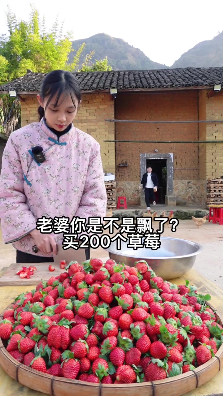草莓季了,自己在家做的草莓酱没有添加没有防腐剂,拌酸奶,牛奶和抹面包都好吃到飞起