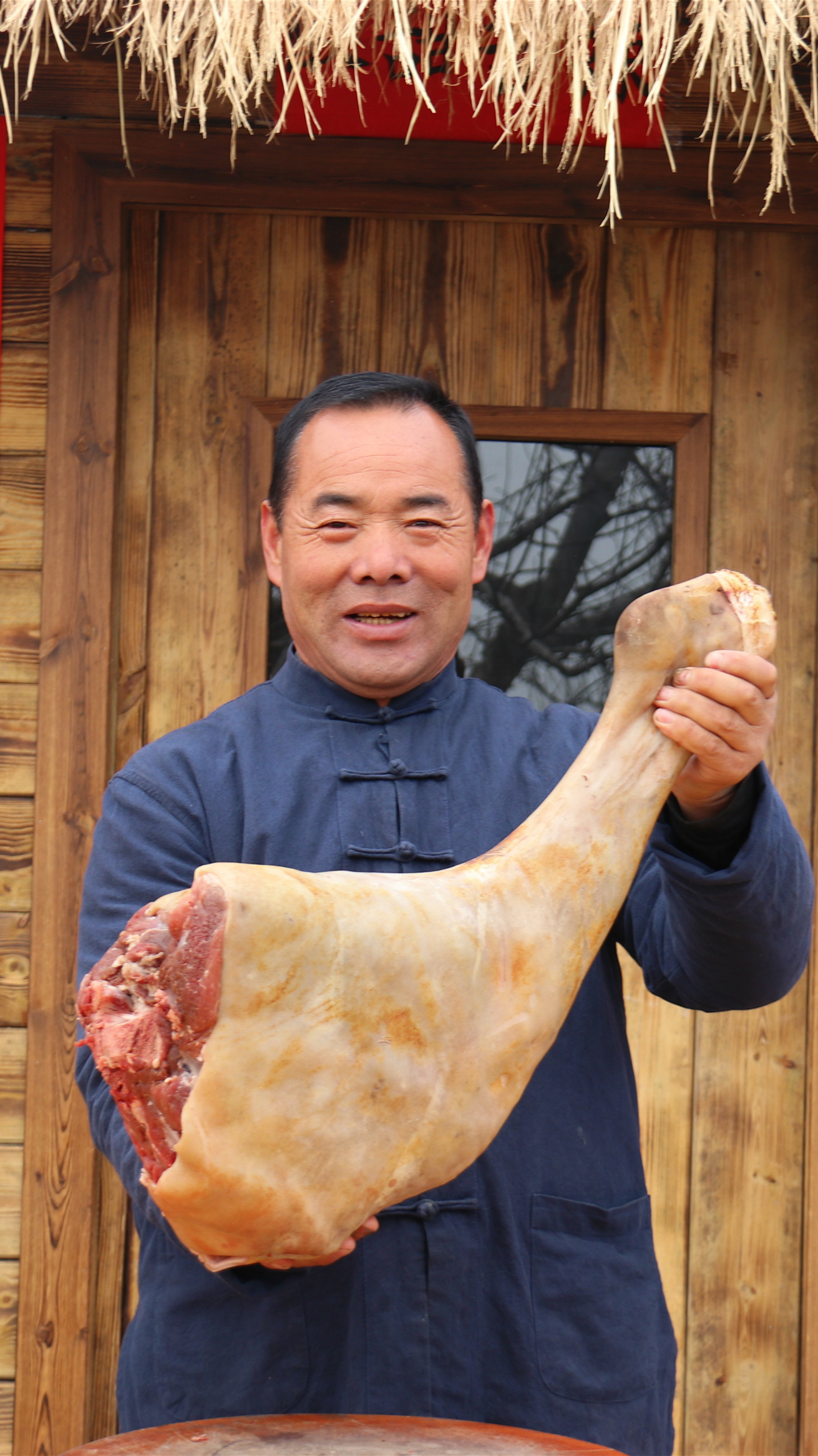 #家乡特色美食#买条驴腿,食叔叫亲家来吃驴腿,整条直接烧,皮筋肉烂,真爽