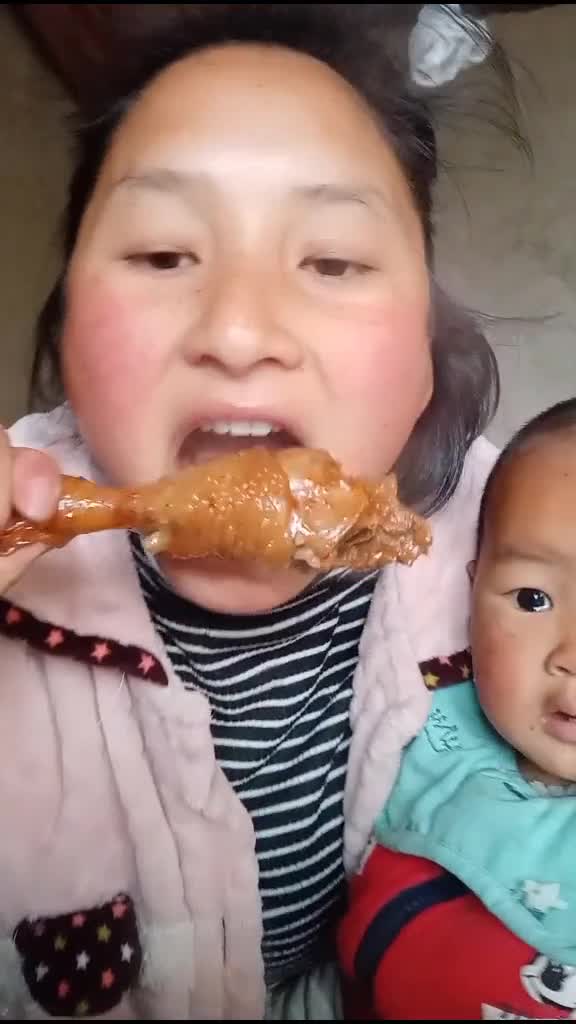 今天杀了一只鸡,炖的时候放了点豆鼓,等我炖好我老公说他这几天吃药酒不吃豆鼓,我是该高兴,还