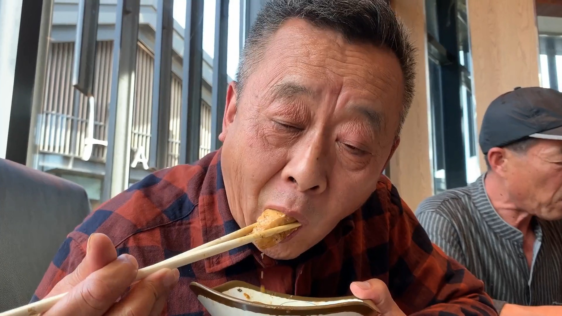 #铁锅炖#老爹请朋友吃大餐，200元的东北铁锅炖鱼，真是太棒了