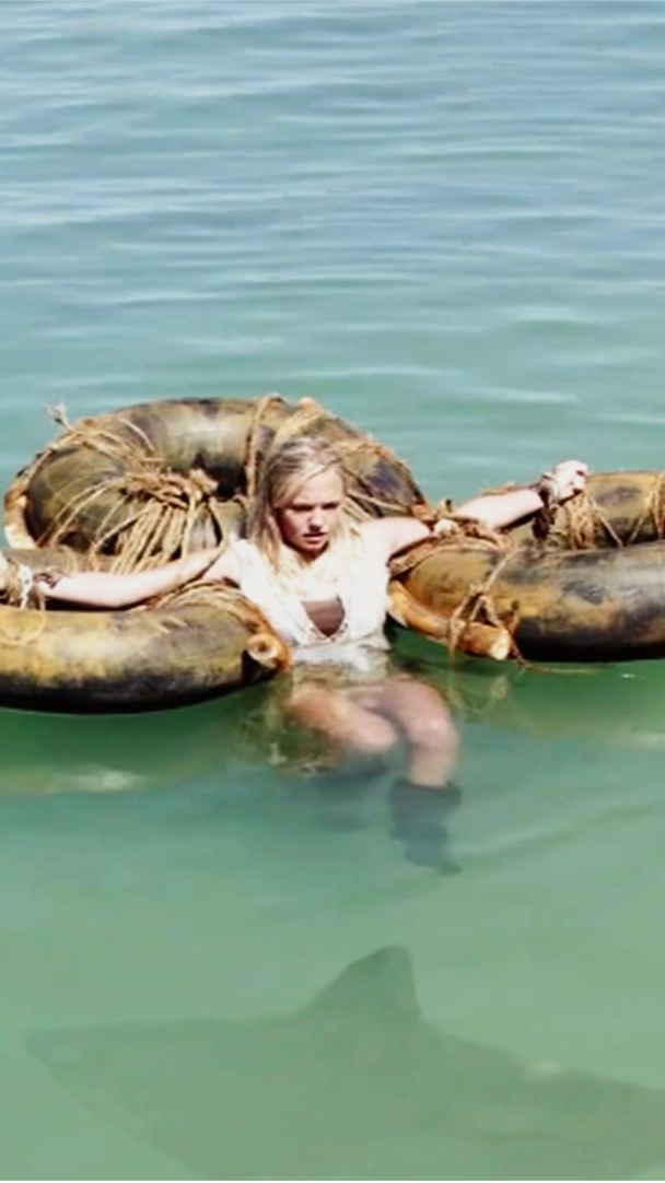 #电影解说#美女被男人扔进鲨鱼岛，脸色瞬间不对劲