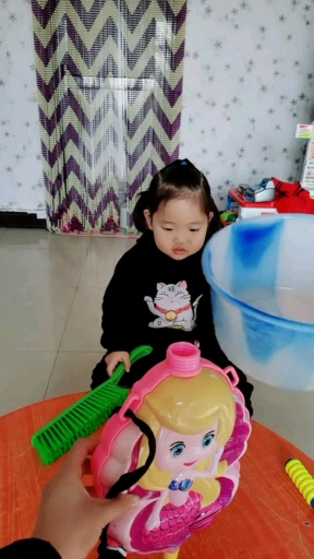 这小孩敢打美人鱼了