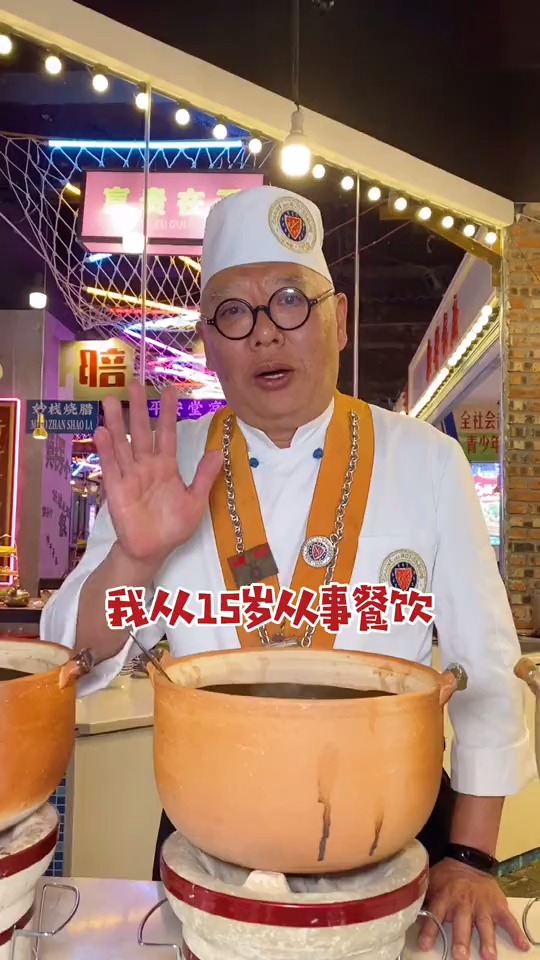 #探店美食#70岁的香港爷爷,带着zui正宗的牛杂牛腩煲来到重庆