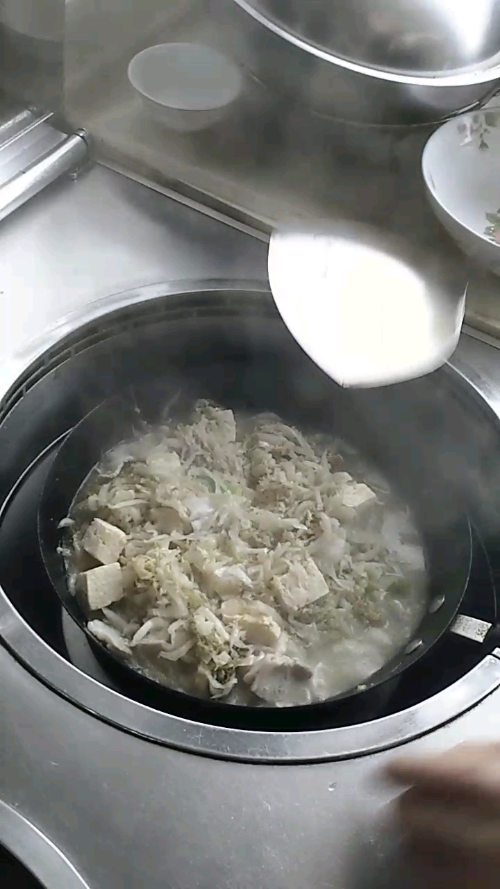 正宗东北酸菜,冻豆腐五花肉,实实在在的美味。