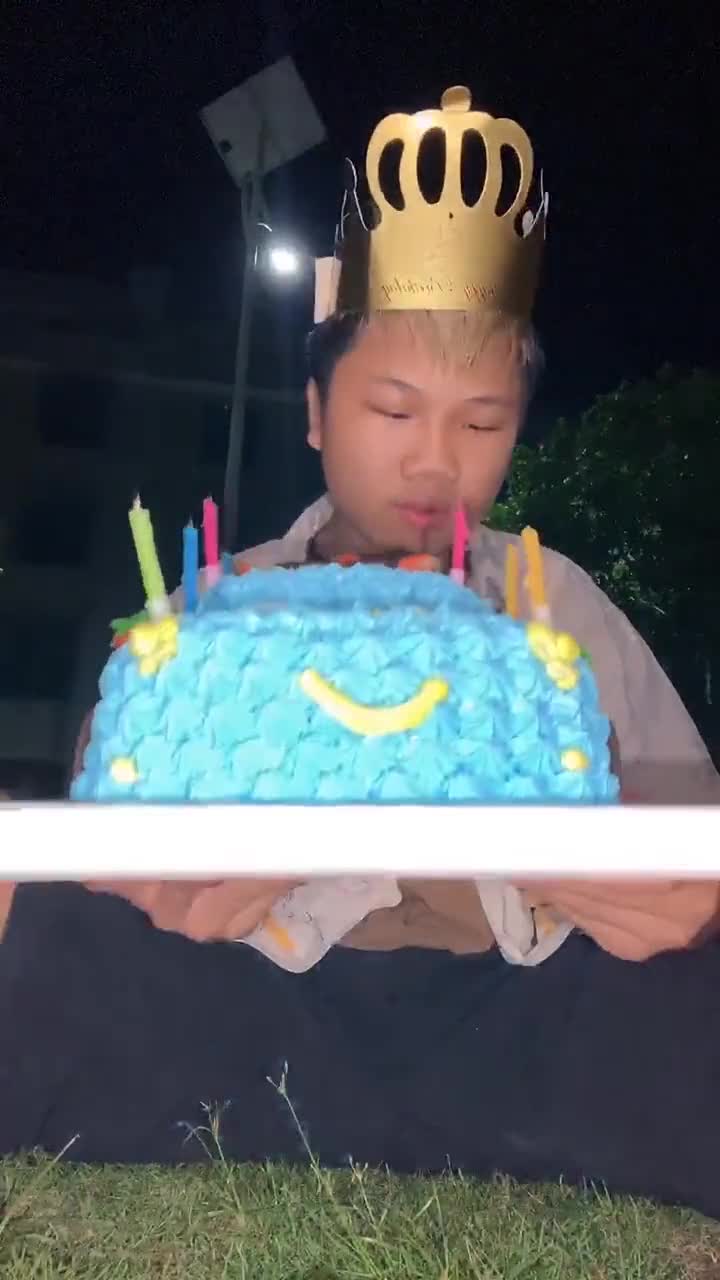 一个人的生日大蛋糕,希望永远18岁!