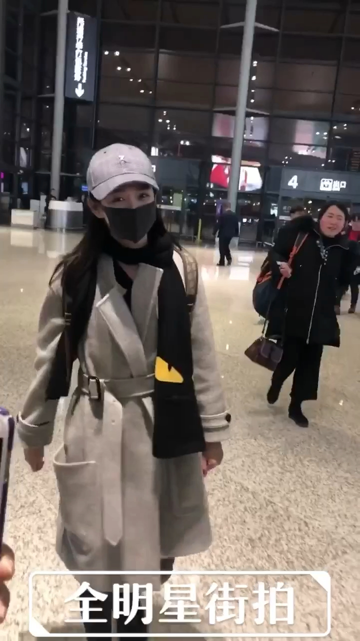 赵丽颖生宝宝后第一次亮相。