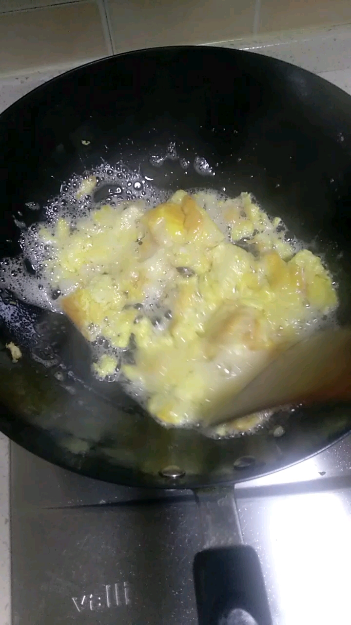 莴笋叶鸡蛋汤先炒鸡蛋