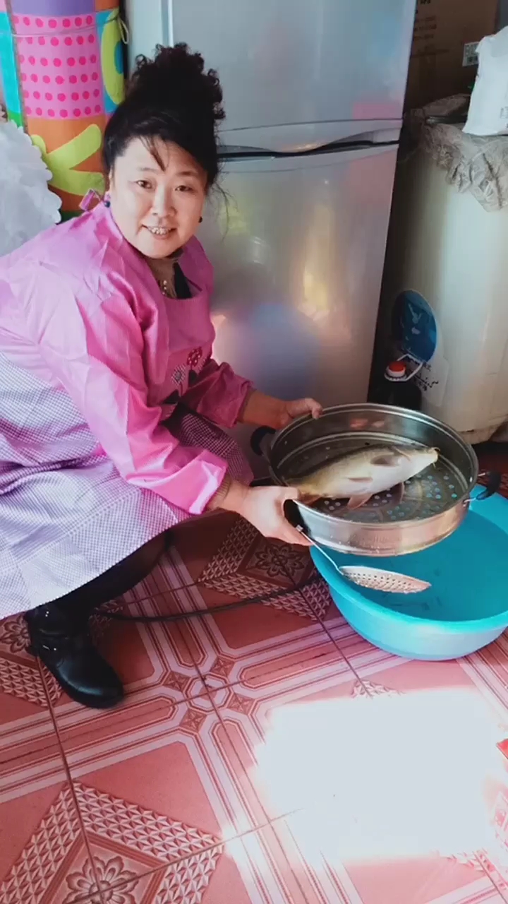 看着鱼张嘴好像跟我说什么,我还是没舍得杀它,又让姑娘买了一条!