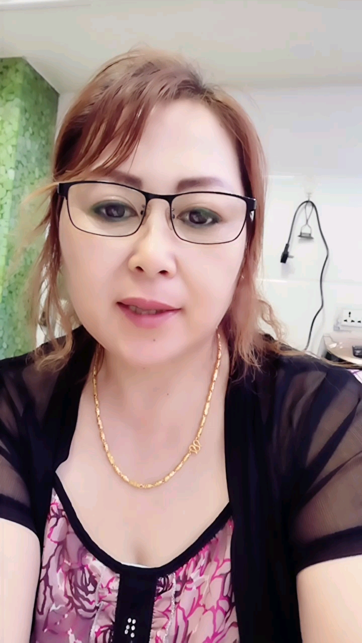 红公鸡,绿尾巴,尾巴长在地底下,