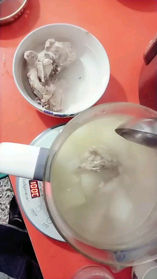 今天鸡壳煲东瓜汤,鸡壳给臭宝吃