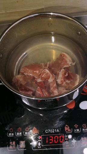 冬瓜排骨汤的作用是猪排骨除含蛋白、脂肪、维生素外,还含有大量磷酸钙、骨胶原、骨粘