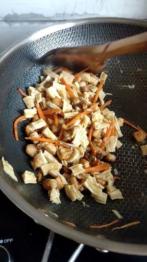 简单的午餐,胡萝卜腐竹炒奥尔良鸡丁!