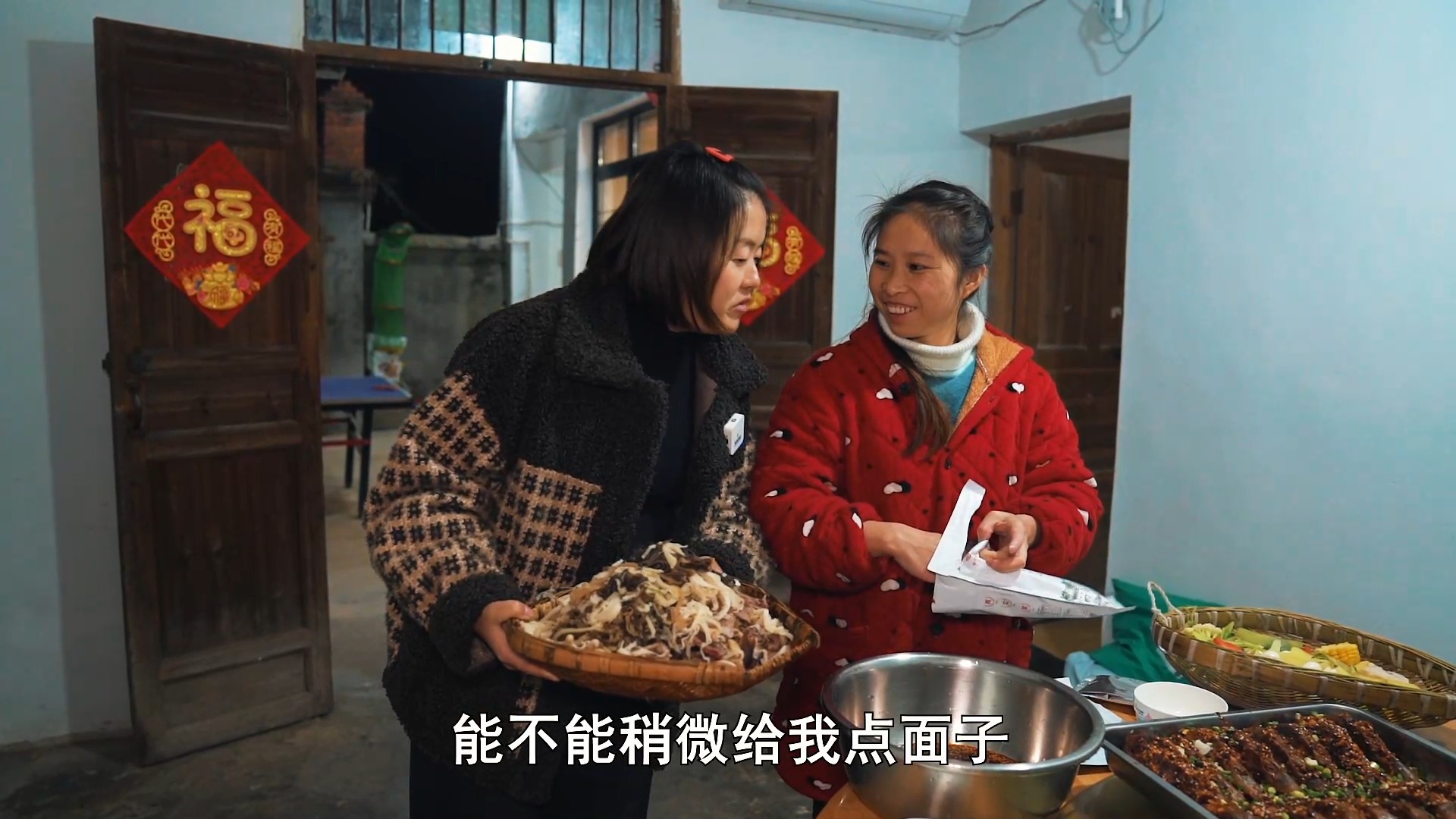 #美食记#琼姐带两闺蜜来做客，桃子姐做一盆钵钵鸡和一盘麻辣鸭头，真解馋