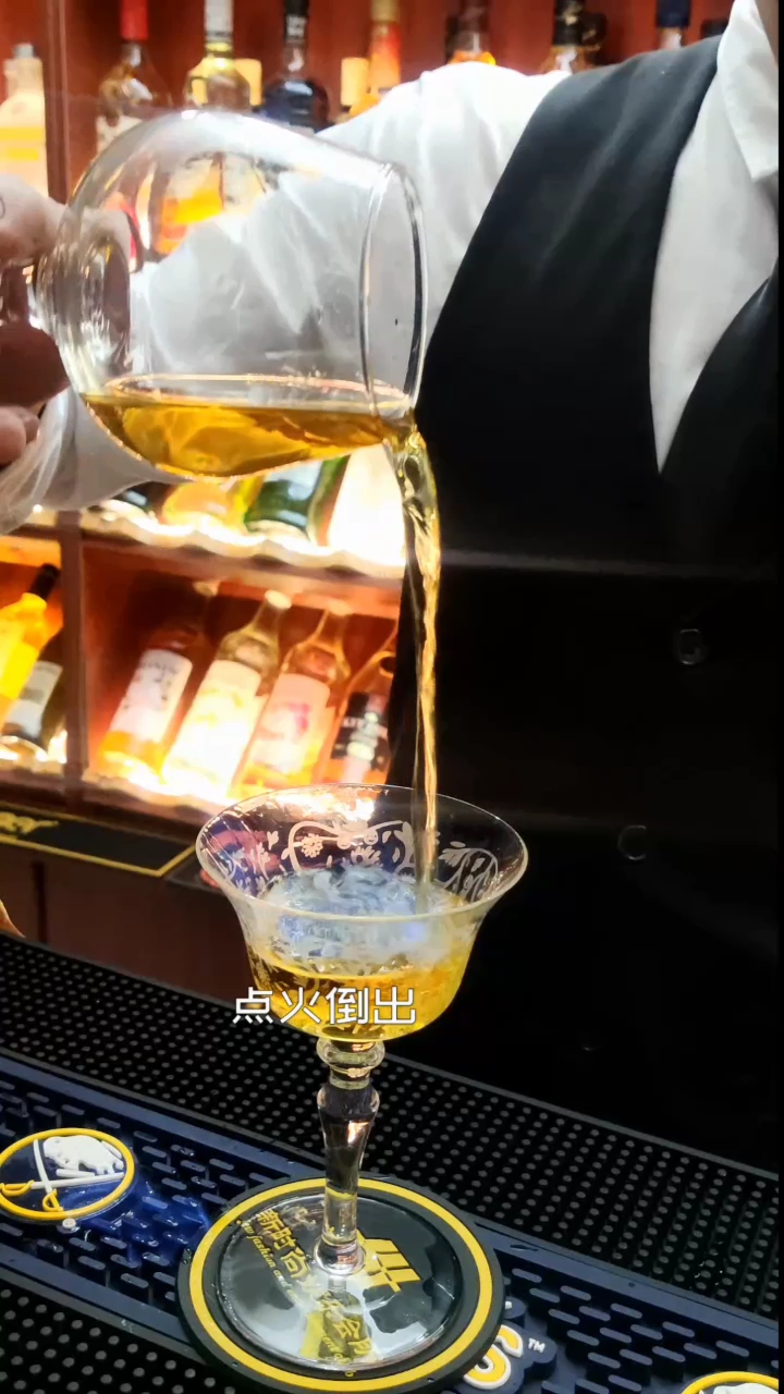 #好物推荐#今夜不回家,经典鸡尾酒! 看到这杯酒,想起今天的天气!各位家长们要注意保暖!