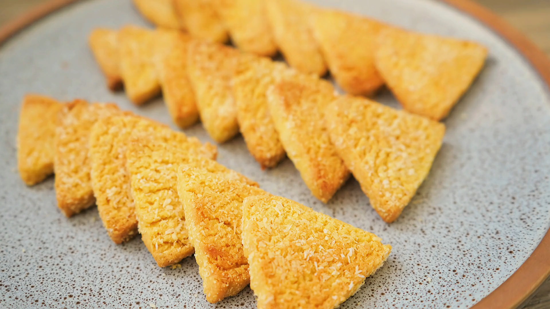 #轻知计划#家常做法【三角椰蓉酥】:用最少食材 做最香酥的点心