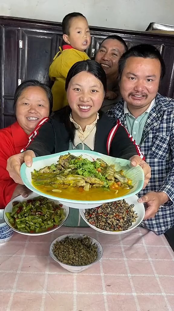 跟着牛爱芳在家简单的吃个山野樱桃鱼它不香吗?